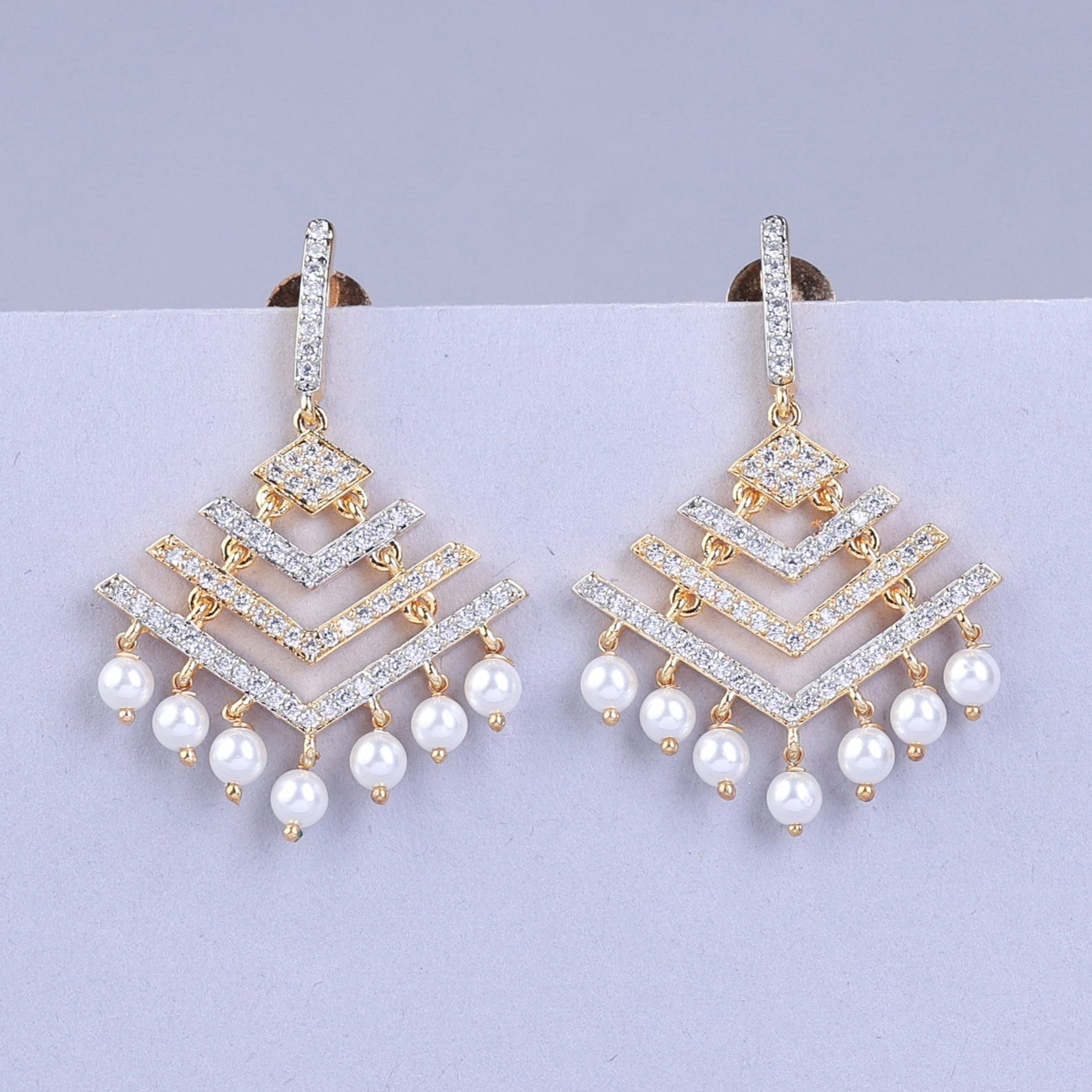 Pair of gold earrings with pearls